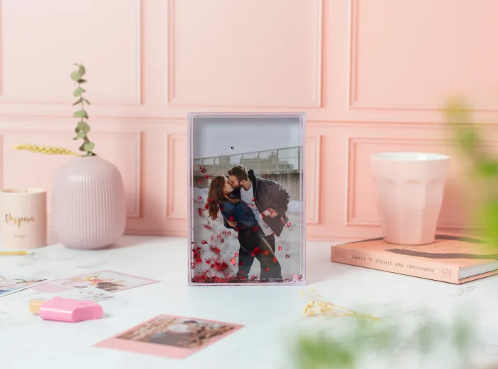 Bloque de metacrilato relleno con corazones rojos