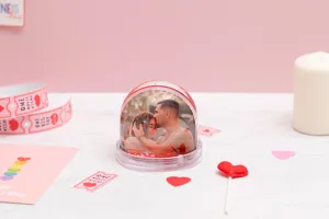 Bola de nieve con corazones