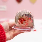 Bola de nieve con corazones