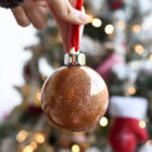 Bola de Navidad personalizada con una foto y reverso con purpurina color caramelo