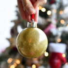 Bola de Navidad personalizada con una foto y reverso con purpurina color dorada