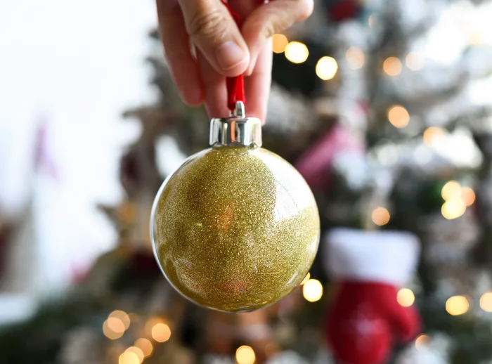 Bola de Navidad personalizada con una foto y reverso con purpurina color dorada