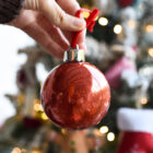 Bola de Navidad personalizada con una foto y reverso con purpurina color rojo