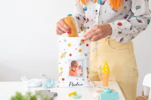 Bolsa de almuerzo personalizada con foto y nombre. Tiene un diseño del espacio. Puedes elegir entre varios modelos