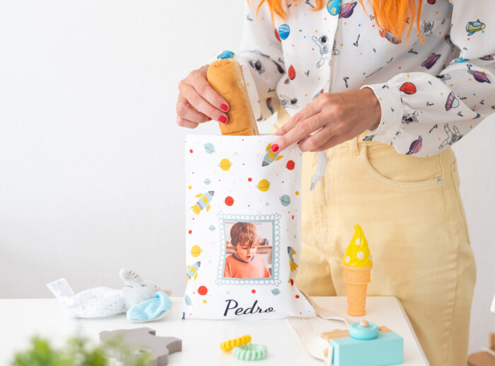 Bolsa de almuerzo personalizada con foto y nombre. Tiene un diseño del espacio. Puedes elegir entre varios modelos