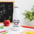 Botella personalizada con el texto Maestra y los adjetivos ‘Comprensiva, cariñosa, dedicada, confiable, cálida, leal y amable', nombre del profesor, curso y nombres de los niños en el reverso