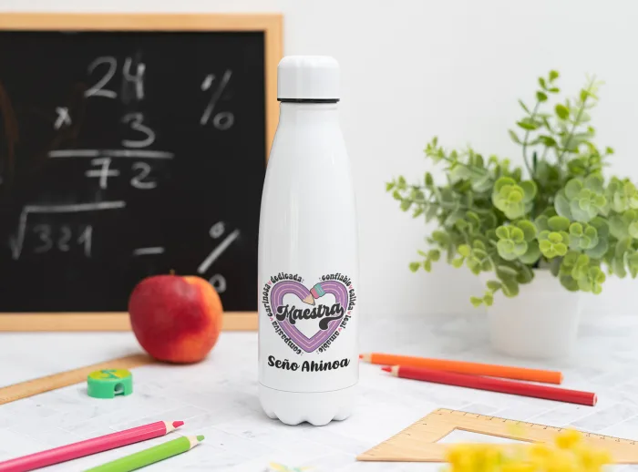 Botella personalizada con el texto Maestra y los adjetivos ‘Comprensiva, cariñosa, dedicada, confiable, cálida, leal y amable', nombre del profesor, curso y nombres de los niños en el reverso