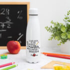 Botella personalizada con mensaje 'La influencia de una buena maestra nunca podrá ser borrada', nombre de la profesora, curso y nombres de los niños en el reverso