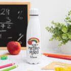 Botella con mensaje 'Mejor maestra del mundo', nombre del profesor, curso y nombres de los niños en el reverso