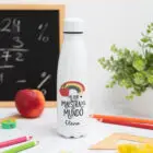 Botella con mensaje 'Mejor maestra del mundo', nombre del profesor, curso y nombres de los niños en el reverso