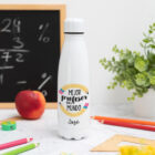 Botella personalizada con mensaje 'Mejor profesor del mundo', nombre del profesor, curso y nombres de los niños en el reverso