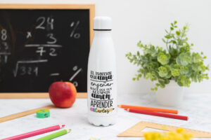Botella personalizada con mensaje ‘El profesor que ama enseñar hace que sus alumnos amen aprender', nombre del profesor, curso y nombres de los niños en el reverso