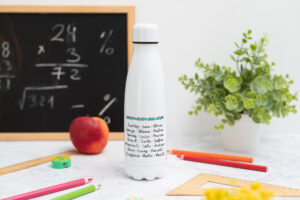 Botella personalizada para profesores con curso y nombres de los niños en el reverso