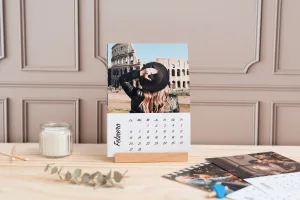 Calendario de mesa con soporte de madera. Laminas tamaño 13x18 cm