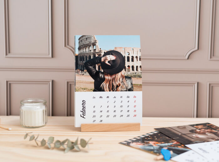 Calendario de mesa con soporte de madera. Laminas tamaño 13x18 cm