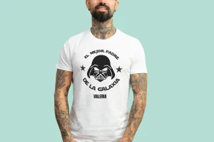 Camiseta blanca personalizada con el texto 'Mejor padre de la galaxia' y con el nombre que desees.