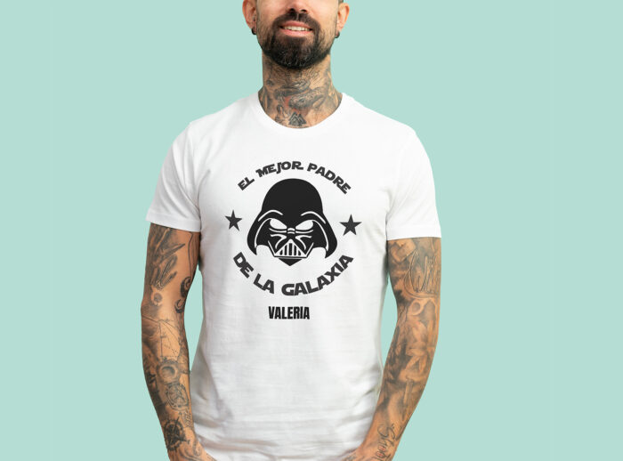 Camiseta blanca personalizada con el texto 'Mejor padre de la galaxia' y con el nombre que desees.