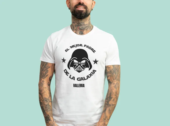 Camiseta blanca personalizada con el texto 'Mejor padre de la galaxia' y con el nombre que desees.