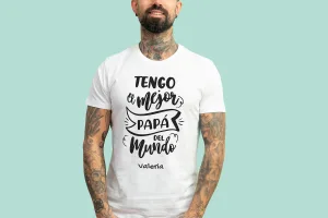Camiseta blanca personalizada con el texto 'Tengo el mejor papá del mundo' y con el nombre que desees.