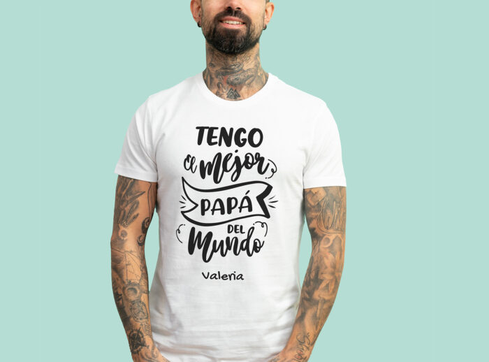 Camiseta blanca personalizada con el texto 'Tengo el mejor papá del mundo' y con el nombre que desees.