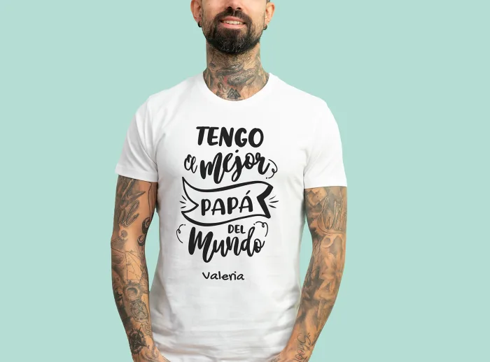 Camiseta blanca personalizada con el texto 'Tengo el mejor papá del mundo' y con el nombre que desees.