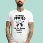 Camiseta blanca personalizada con el texto 'Nuestro primer Día del Padre juntos' y el nombre que elijas.