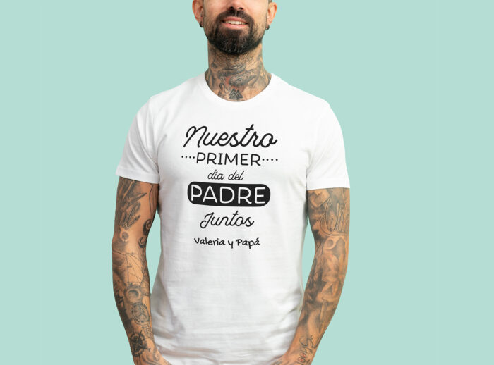 Camiseta blanca personalizada con el texto 'Nuestro primer Día del Padre juntos' y el nombre que elijas.