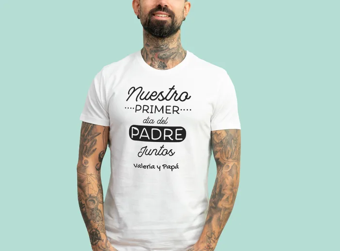 Camiseta blanca personalizada con el texto 'Nuestro primer Día del Padre juntos' y el nombre que elijas.