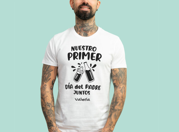 Camiseta blanca personalizada con el texto 'Nuestro primer Día del Padre juntos' y el nombre que elijas.