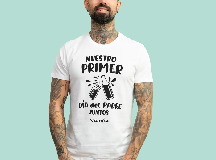Camiseta blanca personalizada con el texto 'Nuestro primer Día del Padre juntos' y el nombre que elijas.