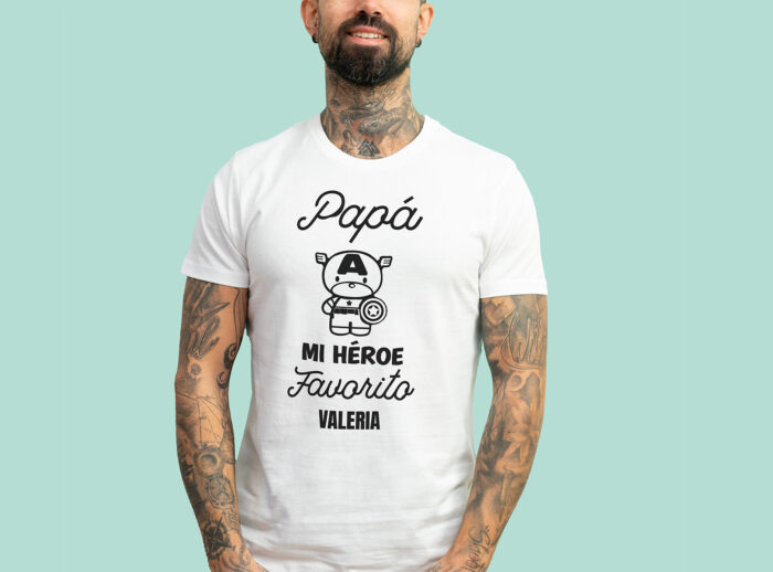 Camiseta blanca con la frase 'Papá, mi héroe favorito', adornada con un dibujo de un superhéroe y personalizada con el nombre que elijas.