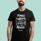 Camiseta negra personalizada con el texto 'Tengo el mejor papá del mundo' y con el nombre que desees.