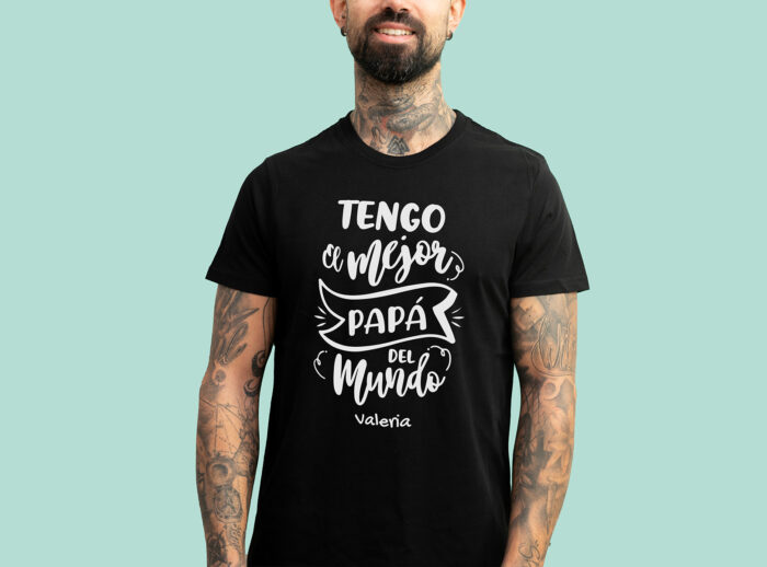 Camiseta negra personalizada con el texto 'Tengo el mejor papá del mundo' y con el nombre que desees.