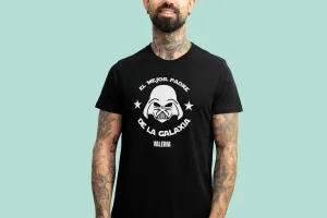 Camiseta negra personalizada con el texto 'Mejor padre de la galaxia' y con el nombre que desees.