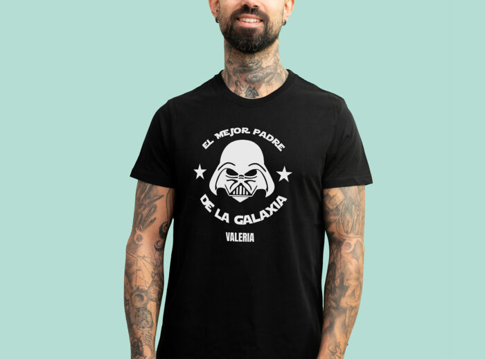 Camiseta negra personalizada con el texto 'Mejor padre de la galaxia' y con el nombre que desees.