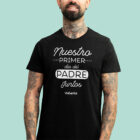 Camiseta negra personalizada con el texto 'Nuestro primer Día del Padre juntos' y el nombre que elijas.