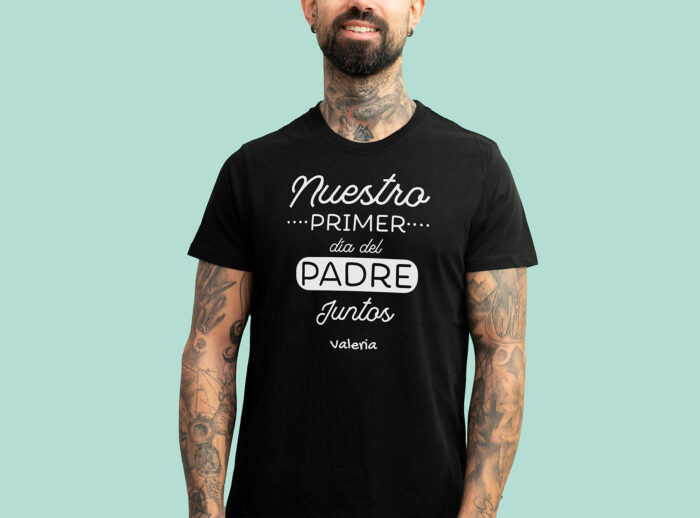 Camiseta negra personalizada con el texto 'Nuestro primer Día del Padre juntos' y el nombre que elijas.