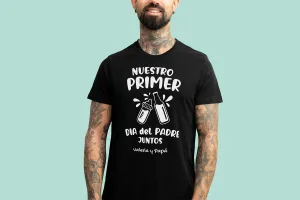 Camiseta negra personalizada con el texto 'Nuestro primer Día del Padre juntos' y el nombre que elijas.