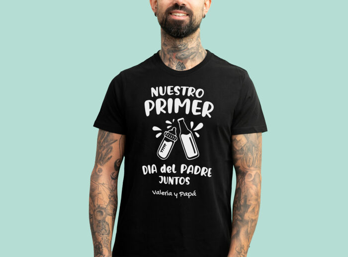 Camiseta negra personalizada con el texto 'Nuestro primer Día del Padre juntos' y el nombre que elijas.