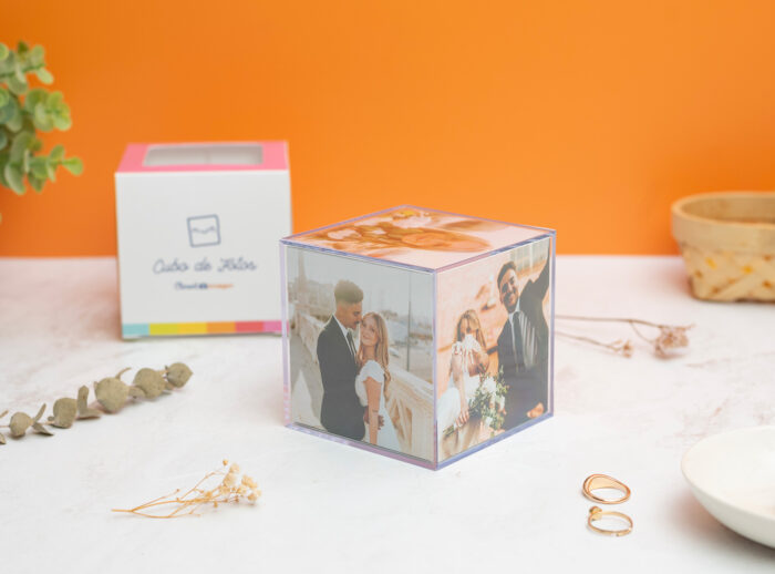 Cubo de fotos acrílico de 8,5x8,5x8,5 cm. personalizado con 6 fotos