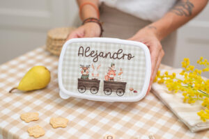 Fiambrera blanca personalizada con diseño de Bosqu y nombre del niño