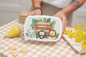 Fiambrera blanca personalizada con diseño de Selva y nombre del niño