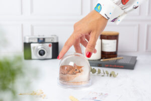 Bola de nieve personalizada con purpurina dorada