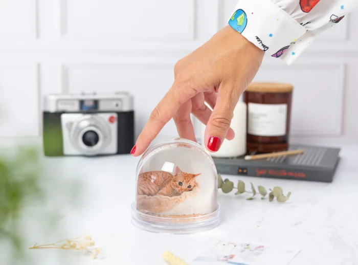 Bola de nieve personalizada con purpurina dorada