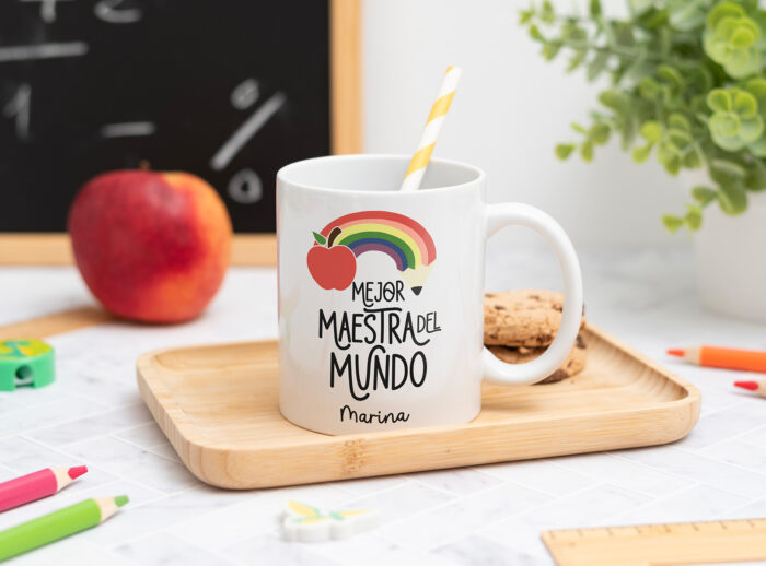 Taza para profesores con el texto "Mejor maestra del mundo" personalizada con el nombre del profesor, la promoción y el nombre de los alumnos