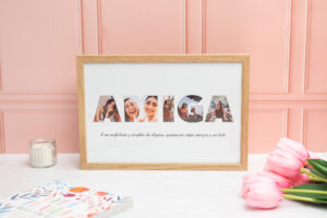 Lámina personalizada: «AMIGA» en Fotos con Marco de Madera Natural (Opcional) Lámina personalizada con la palabra "AMIGA", cada letra formada por fotos. Con marco de madera natural (opcional).