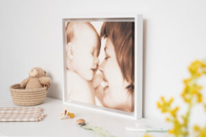 Lienzo enmarcado con moldura blanca tamaño 30x30 cm.