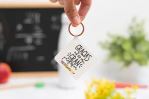 Llavero cuadrado personalizado con mensaje 'Gracias por ser un gran profesor', nombre del profesor, curso y nombres de los niños en el reverso