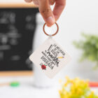 Llavero cuadrado personalizado con mensaje 'La influencia de un buen maestro nunca podrá ser borrada', nombre del profesor, curso y nombres de los niños en el reverso