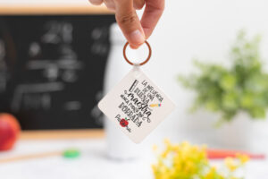 Llavero cuadrado personalizado con mensaje 'La influencia de un buen maestro nunca podrá ser borrada', nombre de la profesora, curso y nombres de los niños en el reverso
